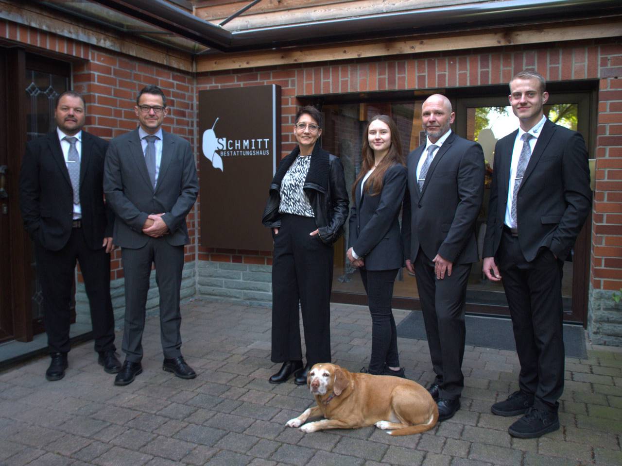 Schmitt Bestattungshaus - Teamfoto